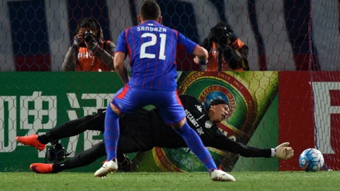 Màn đốt lưới của thủ môn Tấn Trường thành trò đùa cho truyền thông