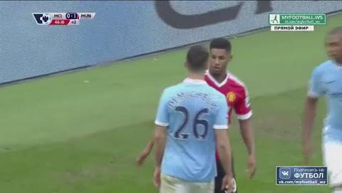 Cận cảnh tình huống sao trẻ Rashford bị đàn anh bắt nạt hội đồng ở derby Manchester