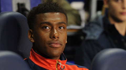 Sao trẻ Arsenal bị ngộ độc thực phẩm, HLV Wenger toát mồ hôi