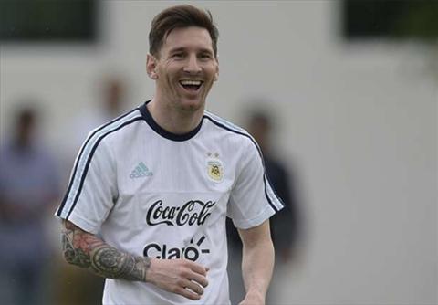 Người Ai Cập giận dữ vì hành động tặng giày làm từ thiện của Messi