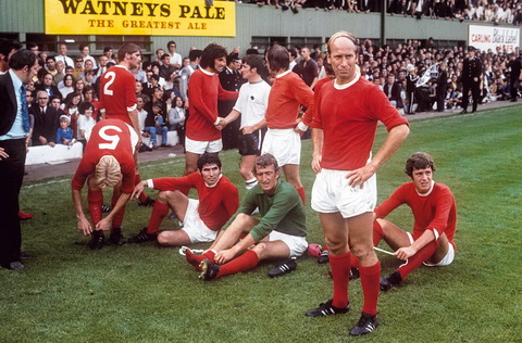 Sir Bobby Charlton (dang dung) la chung nhan lich su cho nhung thoi khac den toi nhat cua Manchester United.