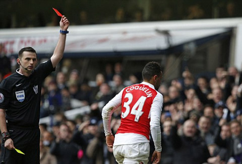 Góc Arsenal: Câu chuyện về những chiếc thẻ phạt