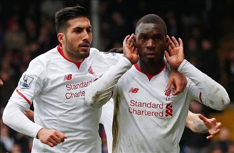 Benteke được trọng tài Anh bảo vệ sau pha ăn vạ kiếm pen