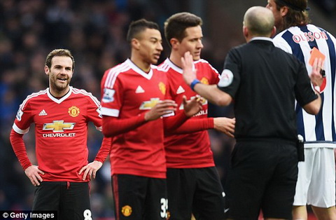 Mất Mata vì thẻ đỏ, M.U phiên bản Van Gaal đành hiện nguyên hình