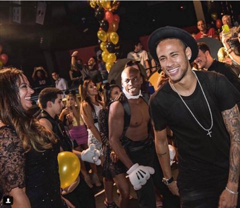 Neymar banh bao du tiec sinh nhat em gai theo chu de Walt Disney hinh anh 2