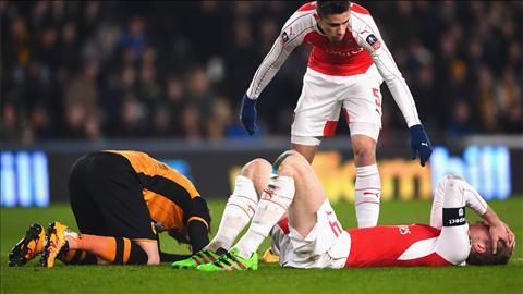 Arsenal trả giá cực đắt sau chiến thắng trước Hull City