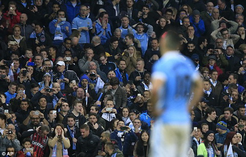 Các huyền thoại bóng đá thi nhau chê CĐV Man City
