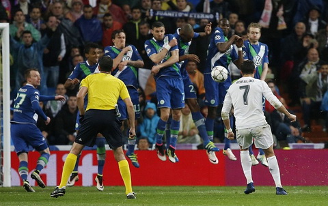 Phân tích: Cú sút phạt tung lưới Wolfsburg của Ronaldo không hề may mắn