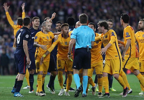 Barcelona khong duoc huong penalty vi trong tai Rizzoli so nhung loi chi trich vi su thien vi cho doi bong xu Catalan.