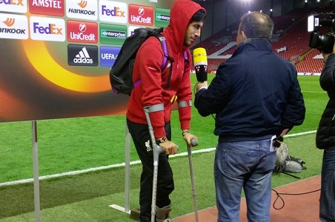 Emre Can chống nạng trả lời phỏng vấn sau chiến thắng lịch sử