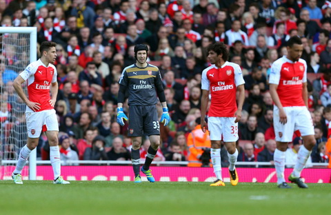 Cech va hang thu Arsenal da co mot ngay thi dau that vong.