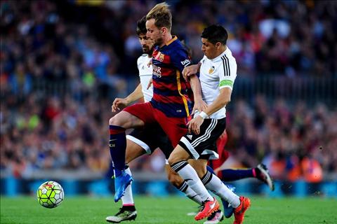 Thua Valencia, người Barca than trách số phận nghiệt ngã