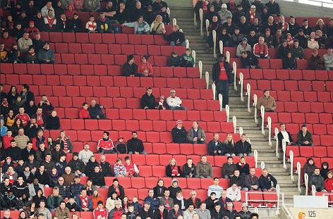 Fan Arsenal bo trong khan dai quyet phan doi Wenger