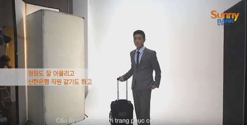 Tiền vệ Xuân Trường bẽn lẽn khi đóng quảng cáo