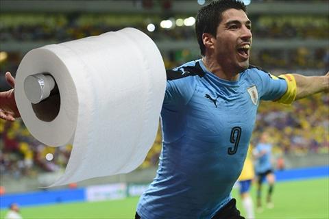 Luis Suarez tiet lo thoi quen ngoi tieu tren truyen hinh Uruguay hinh anh