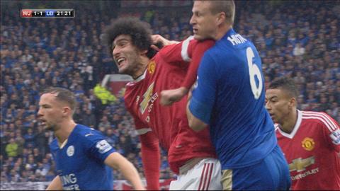 Can canh tinh huong Fellaini thuc cui cho Huth tran MU 1-1 Leicester hinh anh