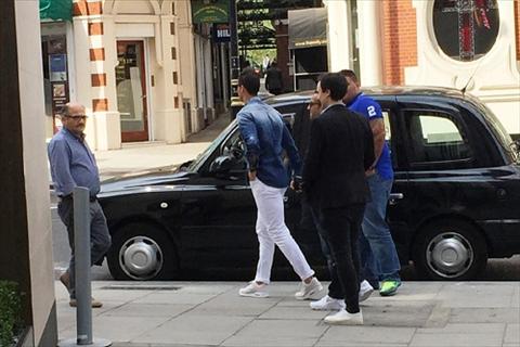 Nghi van Ronaldo bat ngo xuat hien o London hinh anh