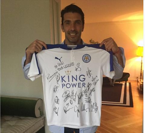 Thủ thành Buffon ăn mừng hợp đồng mới với... áo đấu của Leicester