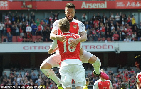 Arsenal 4-0 Aston Villa Giroud thang hoa, Phao thu doat ngoi a quan hinh anh