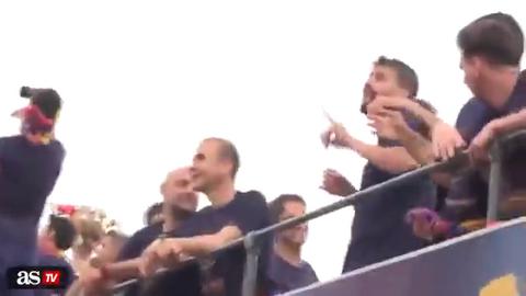 Trung vệ Pique troll Ronaldo trong lễ mừng công của Barca