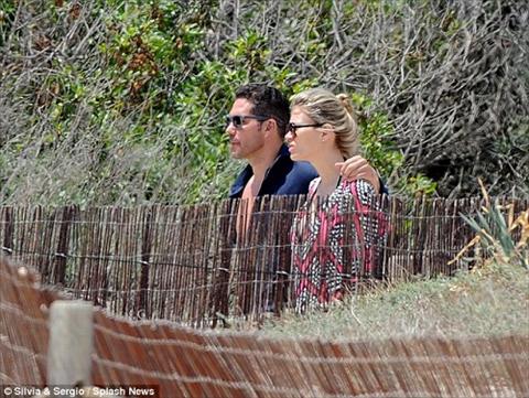 HLV Simeone rong chơi với chân dài trước chung kết Champions League