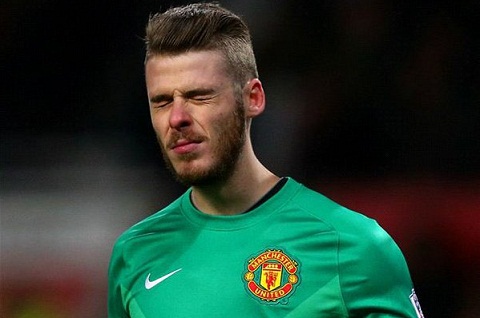 NHM nổi giận khi Smalling đá bay danh hiệu Găng tay vàng của De Gea