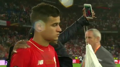 Coutinho to ra than tho khi chup anh selfie cung CDV.