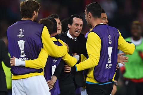 HLV Sevilla khuyến khích học trò “xõa hết mình” sau khi vô địch