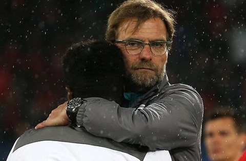 Klopp mời toàn đội đến quán bar và hát để vực dậy tinh thần các học trò