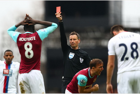 Trước trận M.U vs Crystal Palace: Mark Clattenburg và những tấm thẻ đỏ