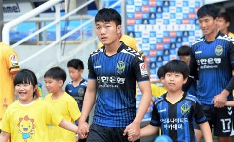 Tien ve Xuan Truong bat ngo vi duoc da chinh o K-League 2016 hinh anh