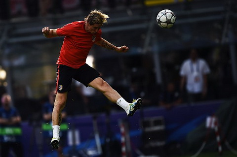 Fernando Torres đánh đầu ghi bàn đẹp trên sân tập chung kết C1