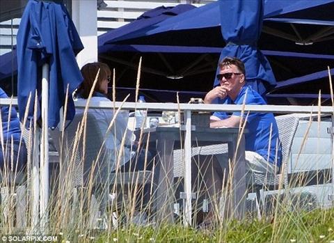 Van Gaal đưa vợ đi nghỉ mát giải khuây sau khi bị M.U sa thải