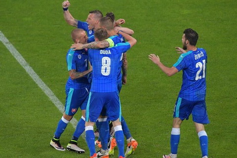 Slovakia (ao xanh) doi cho nha vo dich World Cup mot gao nuoc lanh. Anh: Reuters