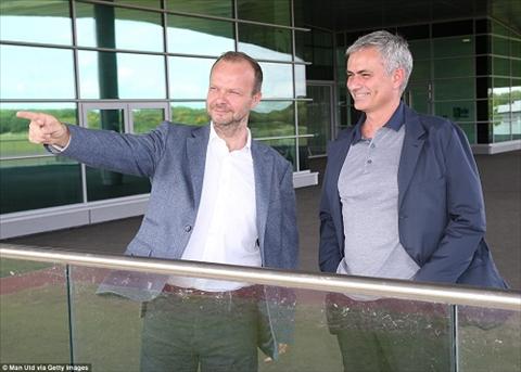 Jose Mourinho ngay dau di lam duoc M.U don tiep nong nhiet