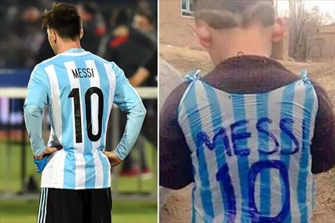 Cau be mac ao Messi bang tui ni long bi de doa tong tien hinh anh 2