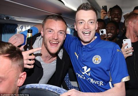 Bất ngờ xuất hiện anh em sinh đôi của Vardy trong tiệc mừng vô địch Premier League