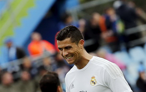 Tien dao canh trai - Cris Ronaldo: Truoc Bale, Ronaldo moi la ban hop dong dat gia nhat khi roi Manchester United de toi Bernabeu nam 2009 voi muc gia 72,8 trieu bang.