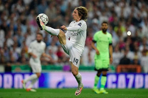 Tien ve Modric noi bat ra sao o tran Real Madrid 1-0 Man City hinh anh
