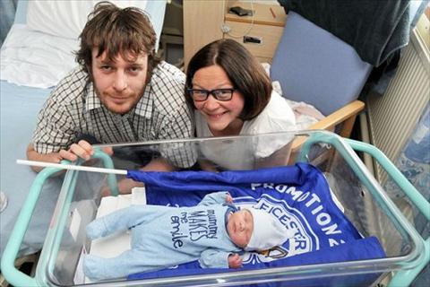 Fan cuồng Leicester dùng tên HLV Claudio Ranieri đặt cho con