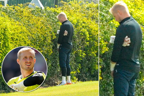 Nhà vô địch Premier League 2015/2016 bị bắt gặp ... tè bậy