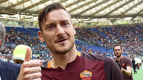 AS Roma 3-0 Chievo Dai thang de tri an Totti hinh anh