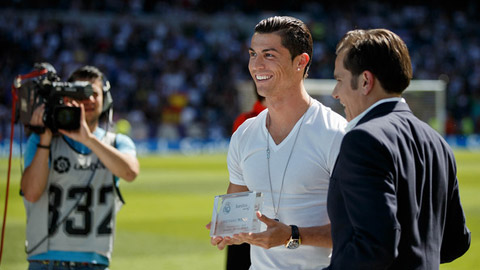 Ngoi sao Ronaldo nhan giai  Luc si so 1 Real Madrid hinh anh