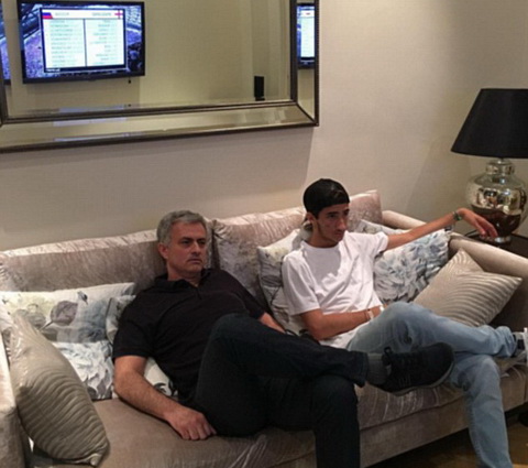 Bố con nhà Jose Mourinho thảnh thơi ngồi nhà xem Euro 2016