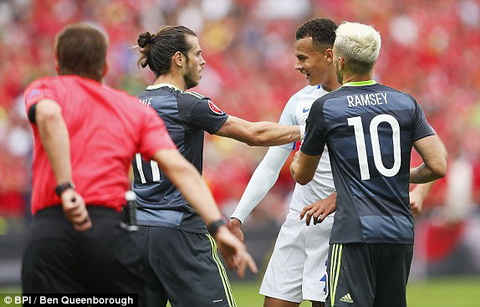 Trung vệ Gary Cahill đánh đầu vọt xà (Phút 90, Anh vs Wales)