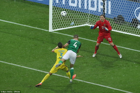 McAuley đánh đầu mở tỷ số trận Ukraine vs Bắc Ireland