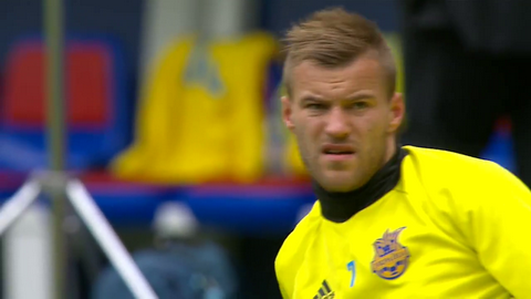 Tiền đạo Andriy Yarmolenko khởi động trước trận Ukraine vs Bắc Ireland