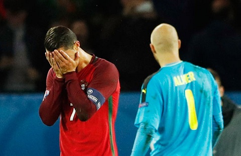 Ronaldo om mat tiec nuoi sau khi da hong phat den. Cau thu mang ao so 7 tro thanh toi do cua Bo Dao Nha trong tran dau anh dang le duoc ton vinh. Anh: Reuters.