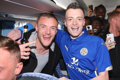 Jamie Vardy chan tai khoan cua ban sao vi so ra ria hinh anh