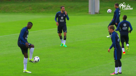 Pogba chơi bóng ngẫu hứng cùng Griezmann trên sân tập tuyển Pháp